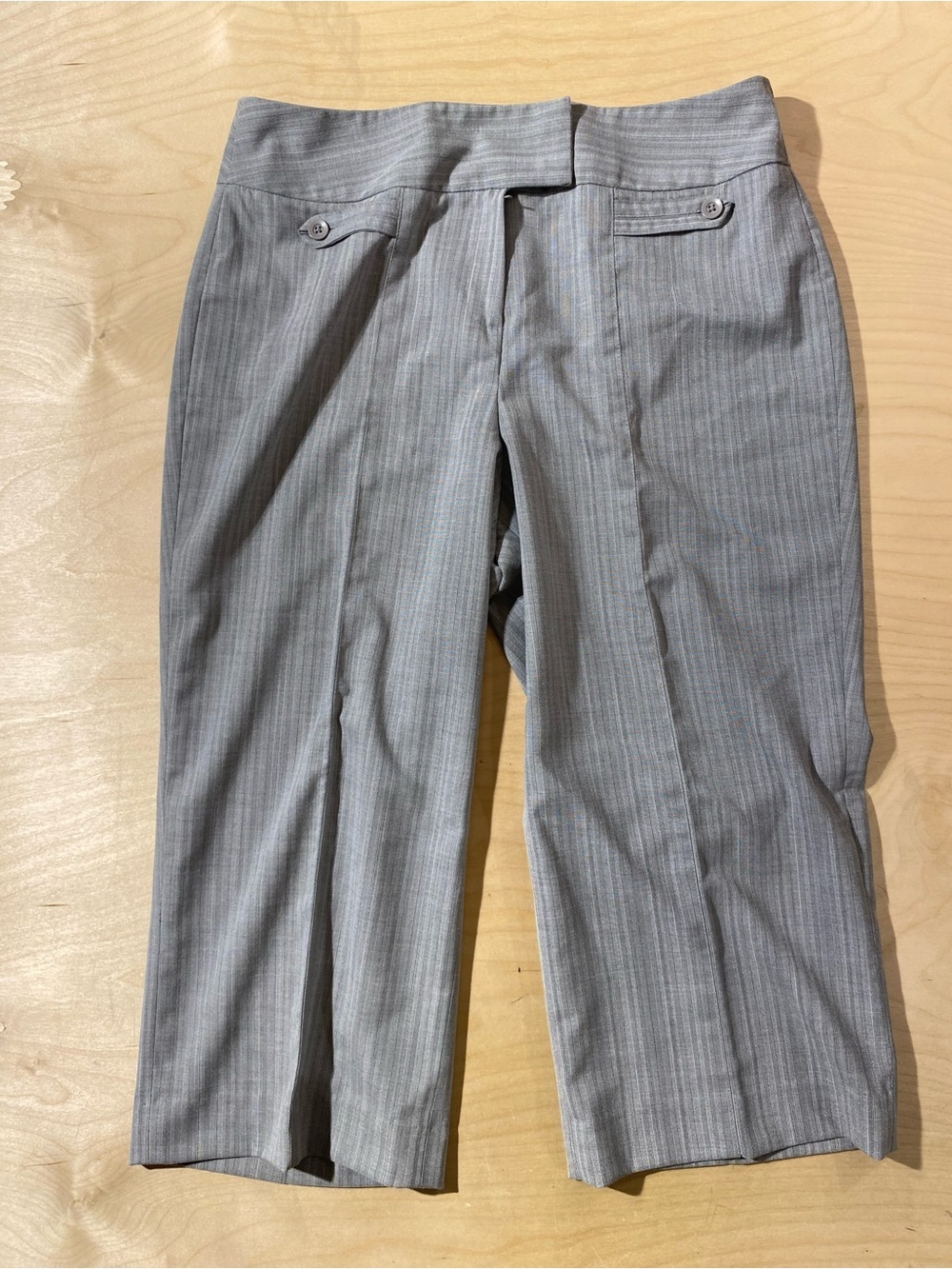 Larry Levine Light Gray Pinstripe Dress Capris Pants 12 (RP)